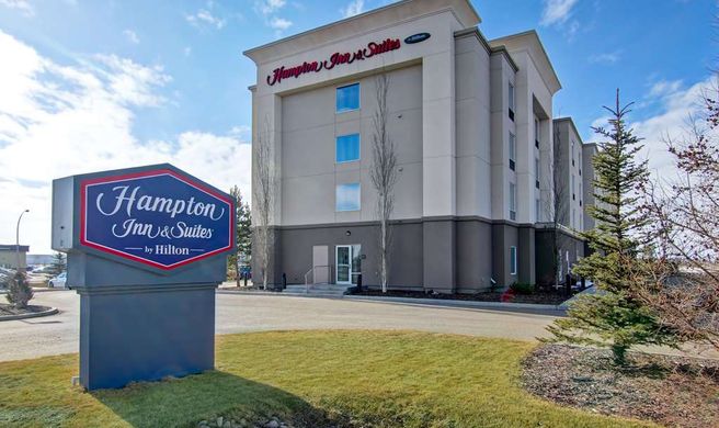 Hampton Inn & Suites by Hilton Red Deer Exterior
