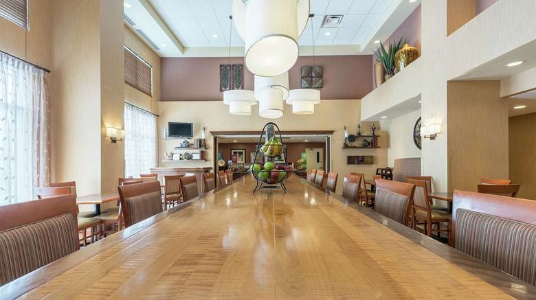 <b>Hampton Inn & Suites Moncton Restaurant</b>. Images powered by <a href="https://iceportal.shijigroup.com/" title="IcePortal" target="_blank">IcePortal</a>.