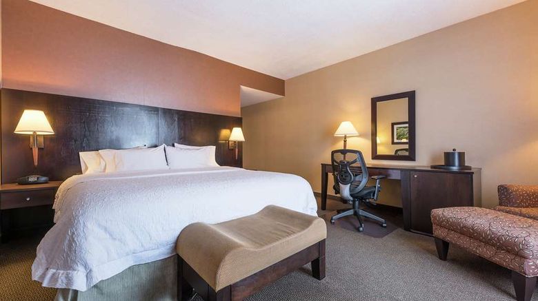 <b>Hampton Inn & Suites Moncton Room</b>. Images powered by <a href="https://iceportal.shijigroup.com/" title="IcePortal" target="_blank">IcePortal</a>.