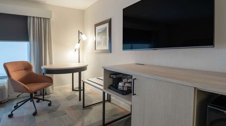 <b>Hampton Inn & Suites Moncton Room</b>. Images powered by <a href="https://iceportal.shijigroup.com/" title="IcePortal" target="_blank">IcePortal</a>.