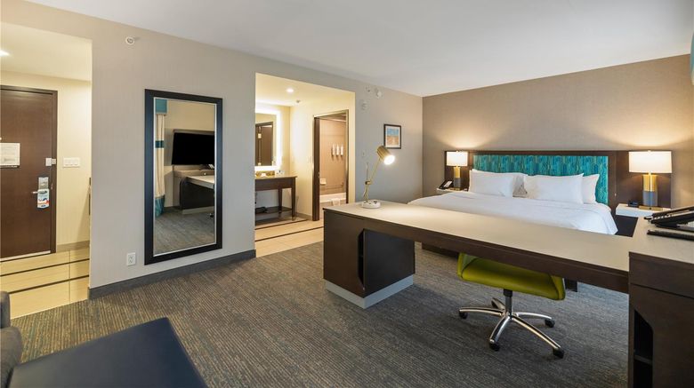 <b>Hampton Inn by Hilton Winnipeg/Airport Room</b>. Images powered by <a href="https://iceportal.shijigroup.com/" title="IcePortal" target="_blank">IcePortal</a>.