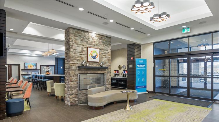 Hampton Inn by Hilton Winnipeg/Airport Lobby