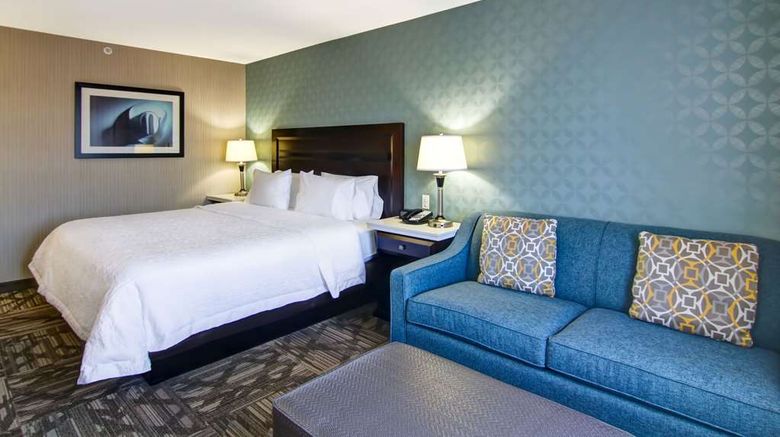 <b>Hampton Inn & Suites Calgary Arpt Room</b>. Images powered by <a href="https://iceportal.shijigroup.com/" title="IcePortal" target="_blank">IcePortal</a>.