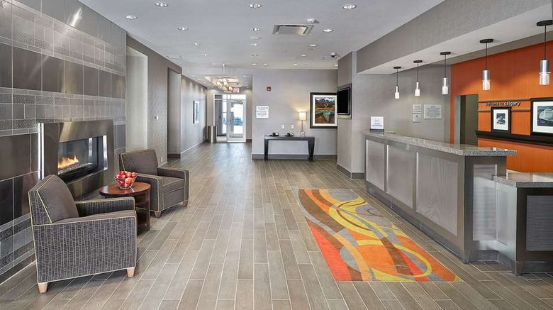 <b>Hampton Calgary Airport North Lobby</b>. Images powered by <a href="https://iceportal.shijigroup.com/" title="IcePortal" target="_blank">IcePortal</a>.