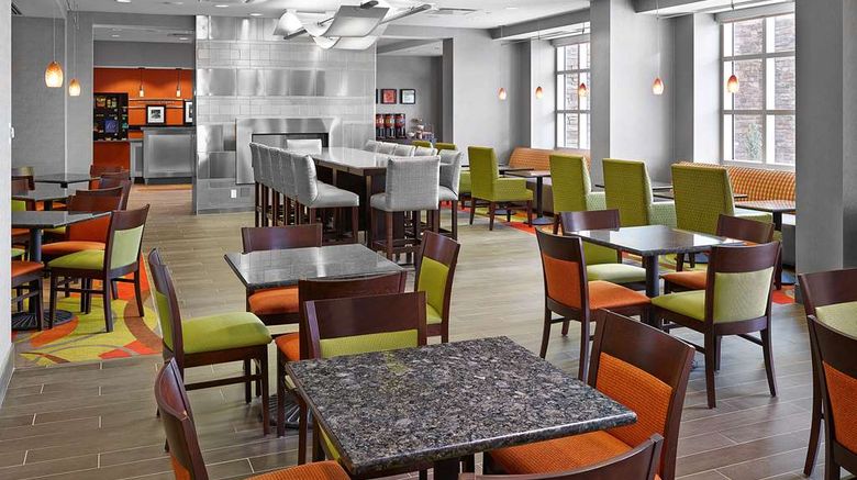 <b>Hampton Calgary Airport North Restaurant</b>. Images powered by <a href="https://iceportal.shijigroup.com/" title="IcePortal" target="_blank">IcePortal</a>.