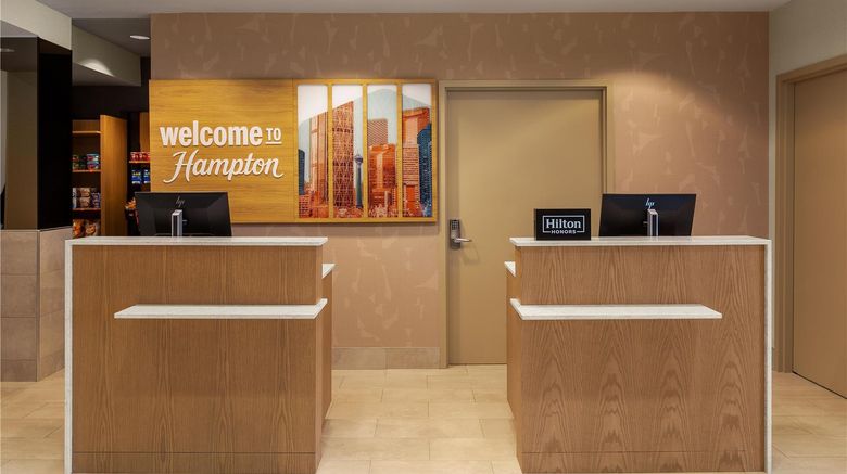 <b>Hampton Calgary Airport North Lobby</b>. Images powered by <a href="https://iceportal.shijigroup.com/" title="IcePortal" target="_blank">IcePortal</a>.
