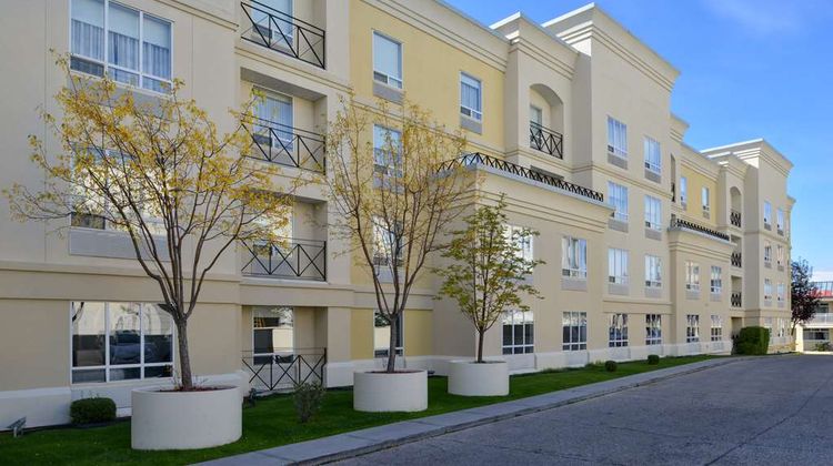 Hampton Inn & Suites by Hilton Calgary Exterior