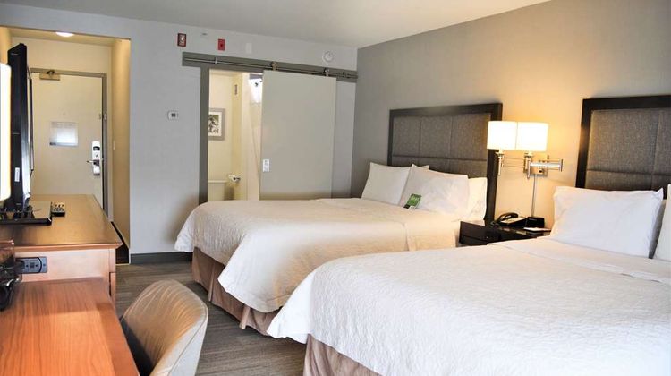 Hampton Inn & Suites by Hilton Calgary Room