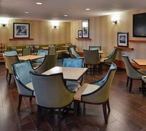 Hampton Inn & Suites by Hilton Calgary Lobby