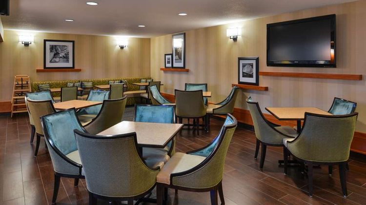Hampton Inn & Suites by Hilton Calgary Lobby
