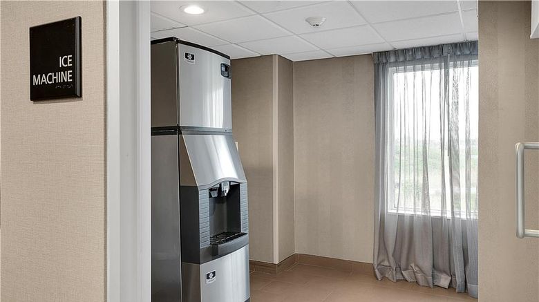 <b>Hampton Inn & Suites by Hilton-Toronto Restaurant</b>. Images powered by <a href="https://iceportal.shijigroup.com/" title="IcePortal" target="_blank">IcePortal</a>.