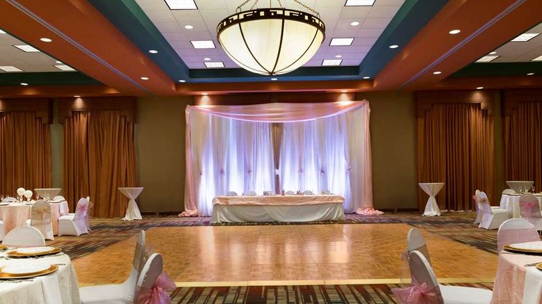 <b>Embassy Suites Albuquerque Restaurant</b>. Images powered by <a href="https://iceportal.shijigroup.com/" title="IcePortal" target="_blank">IcePortal</a>.