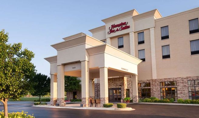 Hampton Inn & Suites Addison Exterior