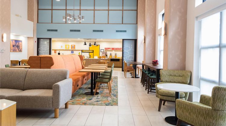 Hampton Inn & Suites Addison Lobby
