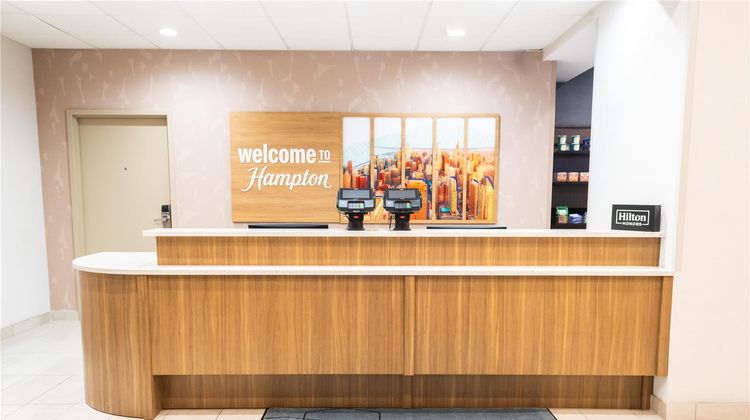 Hampton Inn & Suites Addison Lobby