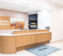 Hampton Inn & Suites Addison Lobby