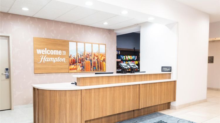 Hampton Inn & Suites Addison Lobby