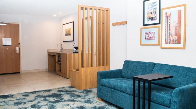 Hampton Inn & Suites Addison Room
