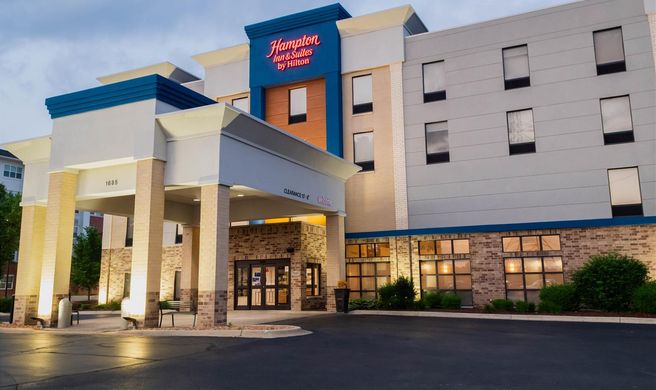 Hampton Inn & Suites Addison Exterior