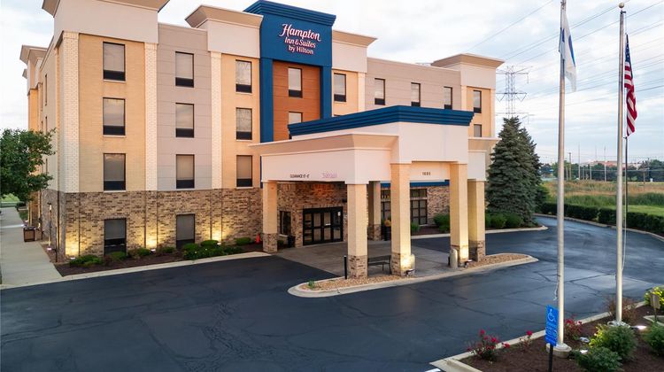 Hampton Inn & Suites Addison Exterior