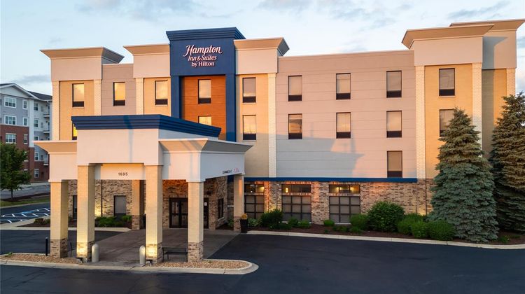 Hampton Inn & Suites Addison Exterior