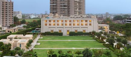 DoubleTree by Hilton Hotel Agra Exterior