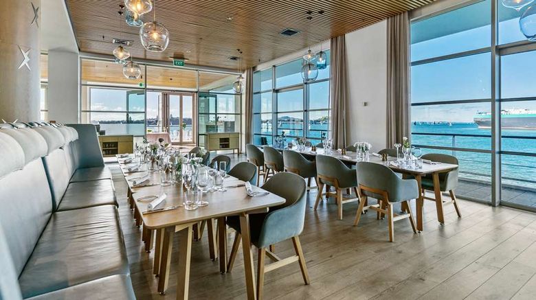 <b>Hilton Auckland Restaurant</b>. Images powered by <a href="https://iceportal.shijigroup.com/" title="IcePortal" target="_blank">IcePortal</a>.