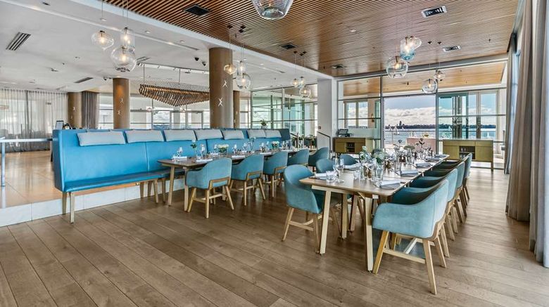 <b>Hilton Auckland Restaurant</b>. Images powered by <a href="https://iceportal.shijigroup.com/" title="IcePortal" target="_blank">IcePortal</a>.