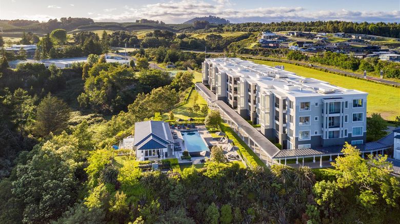 <b>Hilton Lake Taupo Exterior</b>. Images powered by <a href="https://iceportal.shijigroup.com/" title="IcePortal" target="_blank">IcePortal</a>.