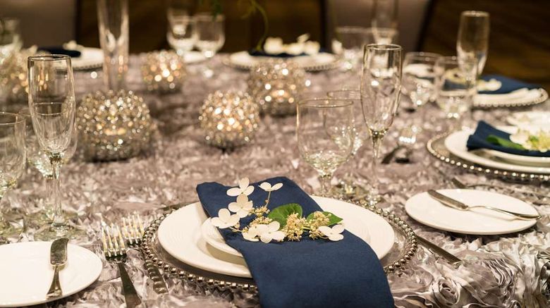 <b>The Saratoga Hilton Restaurant</b>. Images powered by <a href="https://iceportal.shijigroup.com/" title="IcePortal" target="_blank">IcePortal</a>.