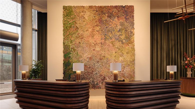 <b>DoubleTree Amsterdam Centraal Station Lobby</b>. Images powered by <a href="https://iceportal.shijigroup.com/" title="IcePortal" target="_blank">IcePortal</a>.