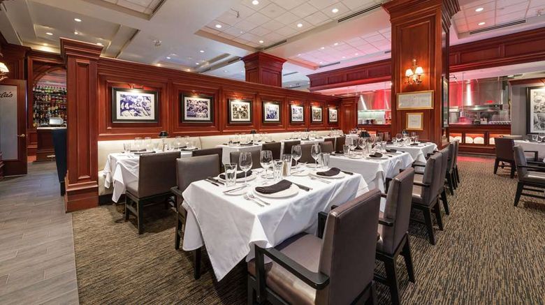 <b>Hilton Naples Restaurant</b>. Images powered by <a href="https://iceportal.shijigroup.com/" title="IcePortal" target="_blank">IcePortal</a>.