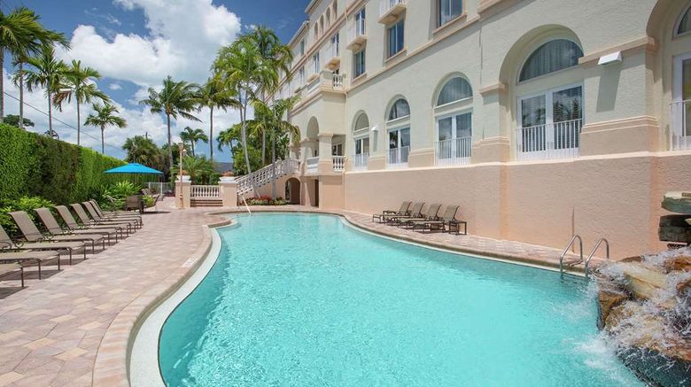 <b>Hilton Naples Pool</b>. Images powered by <a href="https://iceportal.shijigroup.com/" title="IcePortal" target="_blank">IcePortal</a>.