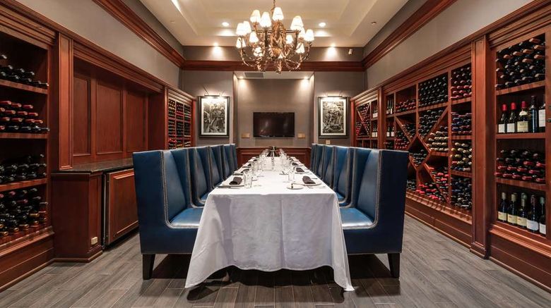 <b>Hilton Naples Restaurant</b>. Images powered by <a href="https://iceportal.shijigroup.com/" title="IcePortal" target="_blank">IcePortal</a>.