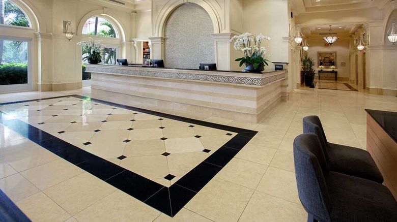 <b>Hilton Naples Lobby</b>. Images powered by <a href="https://iceportal.shijigroup.com/" title="IcePortal" target="_blank">IcePortal</a>.