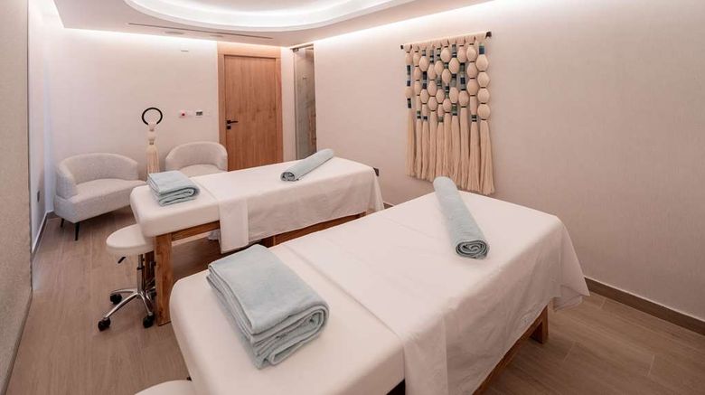 <b>DoubleTree by Hilton Hotel Aqaba Recreation</b>. Images powered by <a href="https://iceportal.shijigroup.com/" title="IcePortal" target="_blank">IcePortal</a>.