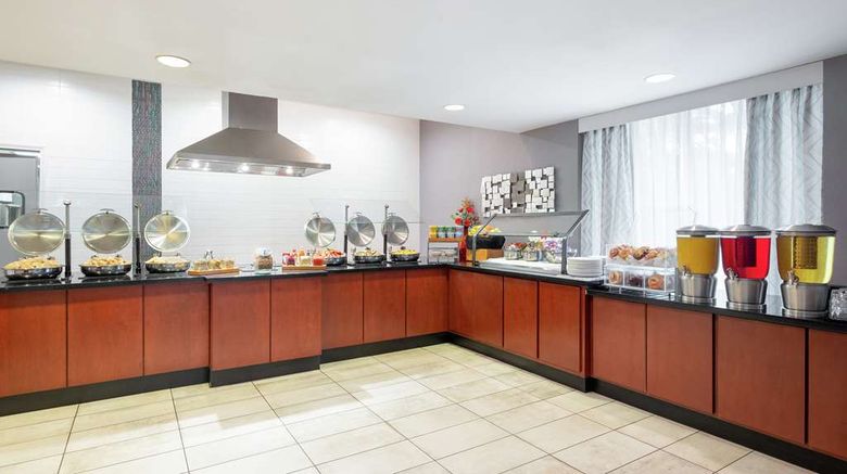 <b>DoubleTree Atlanta Airport Restaurant</b>. Images powered by <a href="https://iceportal.shijigroup.com/" title="IcePortal" target="_blank">IcePortal</a>.