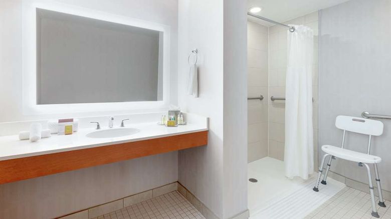 <b>DoubleTree Atlanta Airport Room</b>. Images powered by <a href="https://iceportal.shijigroup.com/" title="IcePortal" target="_blank">IcePortal</a>.