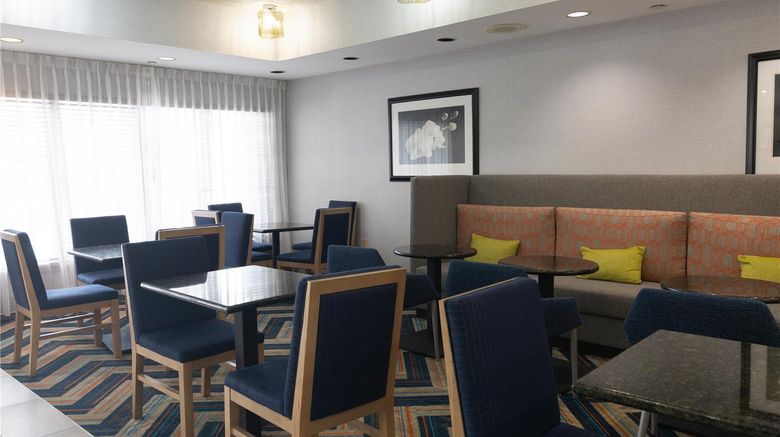<b>Hampton Inn Peachtree City Lobby</b>. Images powered by <a href="https://iceportal.shijigroup.com/" title="IcePortal" target="_blank">IcePortal</a>.