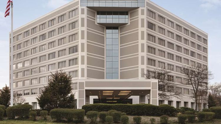 Embassy Suites BWI Airport Exterior