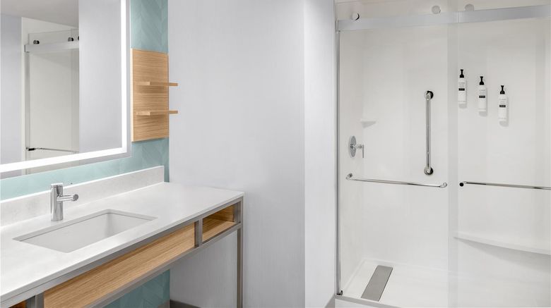 <b>Hilton Garden Inn Glastonbury Room</b>. Images powered by <a href="https://iceportal.shijigroup.com/" title="IcePortal" target="_blank">IcePortal</a>.