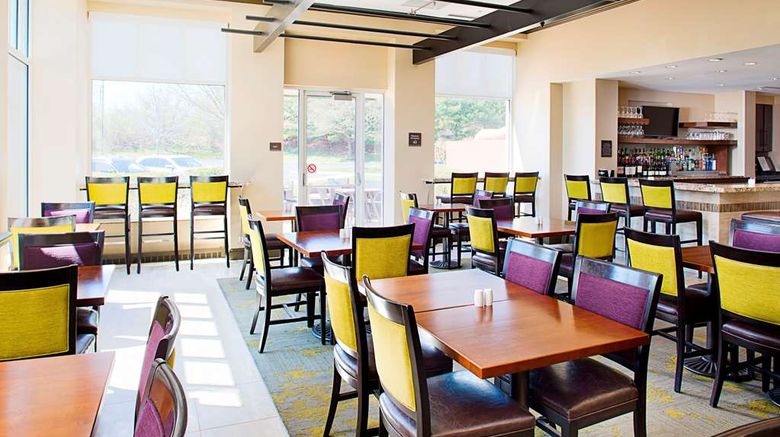 <b>Hilton Garden Inn Hartford North/Bradley Restaurant</b>. Images powered by <a href="https://iceportal.shijigroup.com/" title="IcePortal" target="_blank">IcePortal</a>.
