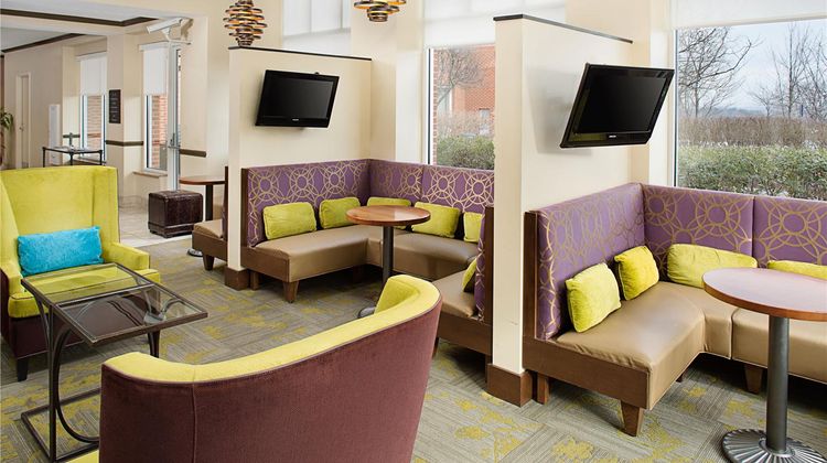Hilton Garden Inn Hartford North/Bradley Lobby