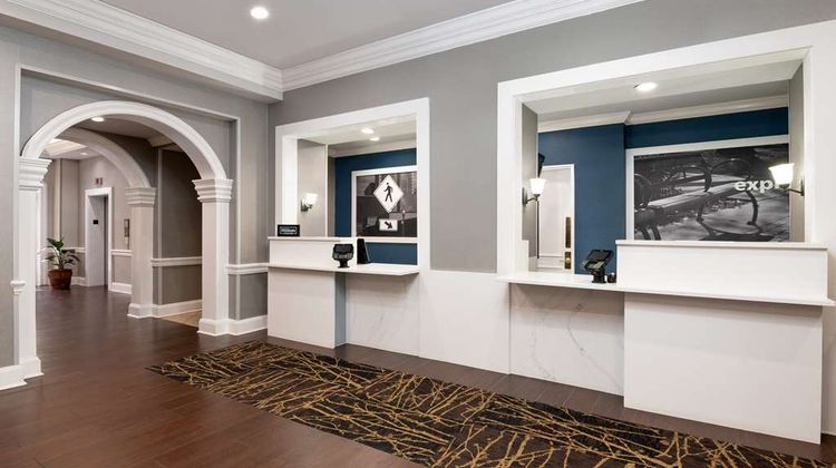 Hampton Inn & Suites Stamford Lobby