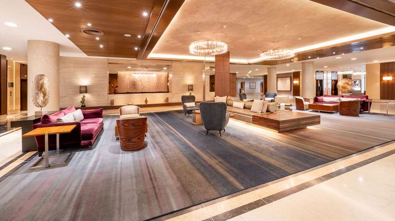 <b>Hilton Berlin Lobby</b>. Images powered by <a href="https://iceportal.shijigroup.com/" title="IcePortal" target="_blank">IcePortal</a>.