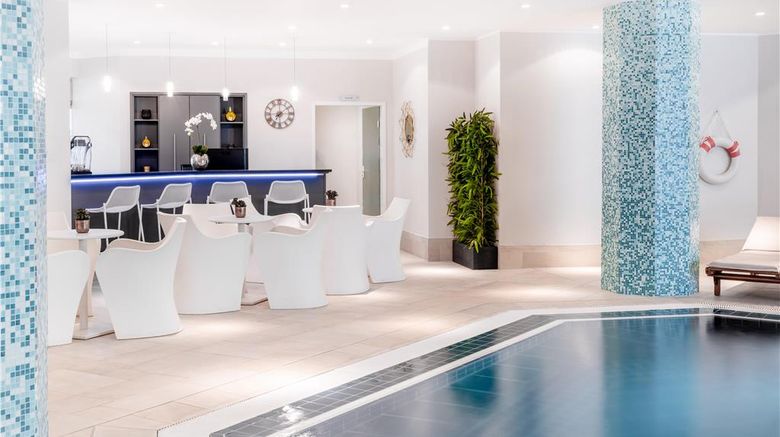 <b>Hilton Berlin Pool</b>. Images powered by <a href="https://iceportal.shijigroup.com/" title="IcePortal" target="_blank">IcePortal</a>.