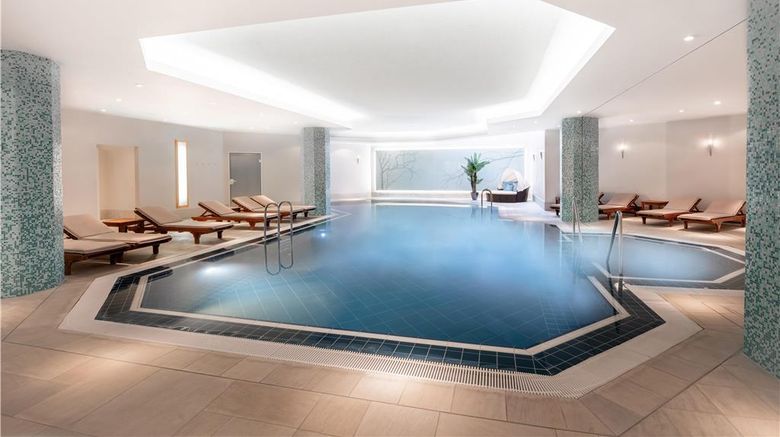 <b>Hilton Berlin Pool</b>. Images powered by <a href="https://iceportal.shijigroup.com/" title="IcePortal" target="_blank">IcePortal</a>.