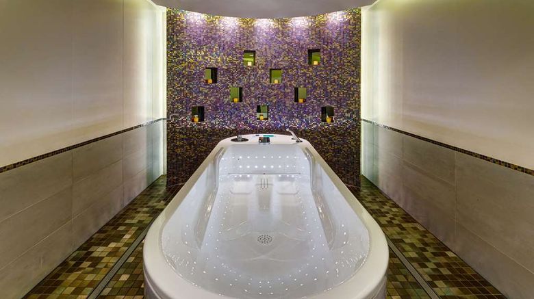 <b>Waldorf Astoria Berlin Pool</b>. Images powered by <a href="https://iceportal.shijigroup.com/" title="IcePortal" target="_blank">IcePortal</a>.