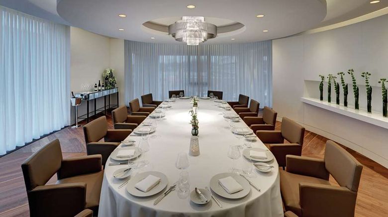 <b>Waldorf Astoria Berlin Restaurant</b>. Images powered by <a href="https://iceportal.shijigroup.com/" title="IcePortal" target="_blank">IcePortal</a>.