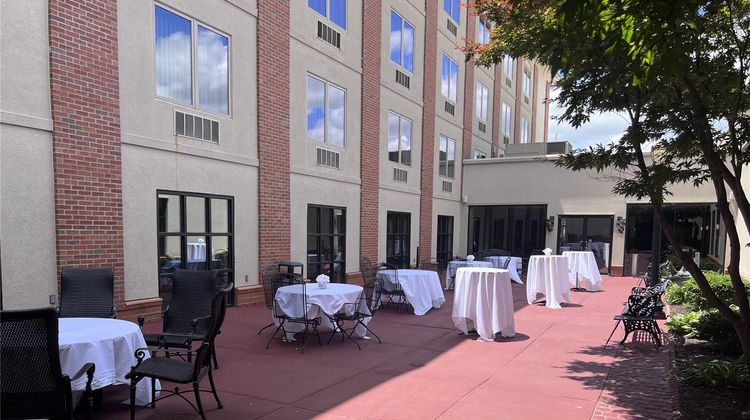 DoubleTree by Hilton Bloomington Exterior